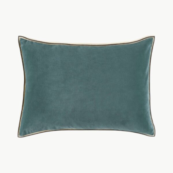 Pyntepute i grønn steinvasket fløyel med sort kant, 40 x 55 cm