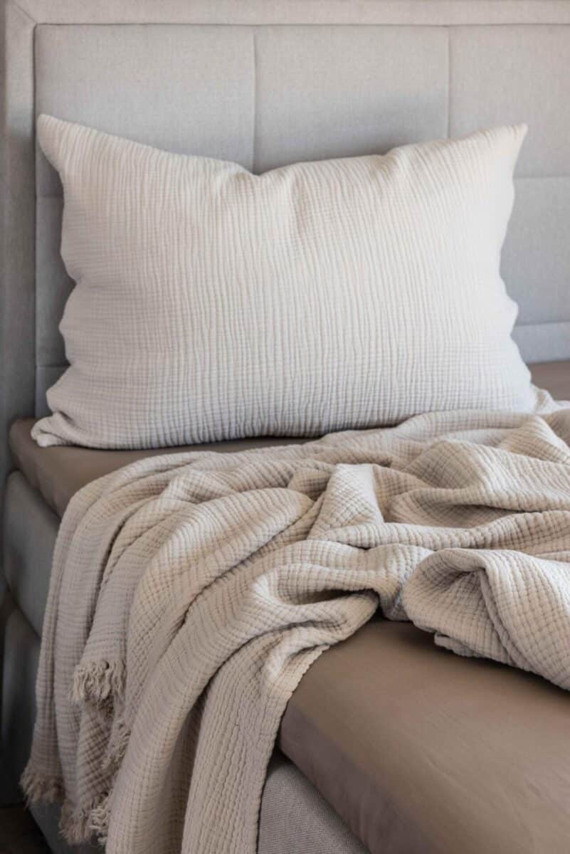 Beige putetrekk og muslin sengeteppe fra Boras Cotton Torino