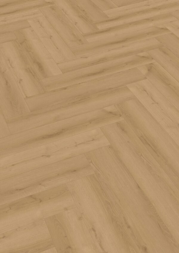 Klikkvinyl i fiskebensmønster med eikedekor og naturlig trestruktur i varm brun tone