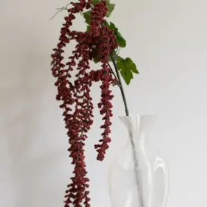 Oppdag Objects Bloom sine kunstige blomster. 3D printet med fokus på bærekraftige materialer. Nydelig og naturtro Rød Amaranthus 68cm