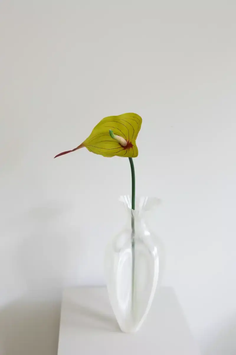 Oppdag Objects Bloom sine kunstige blomster. 3D printet med fokus på bærekraftige materialer. Nydelig og naturtro grønn/rød Anthurium 50cm