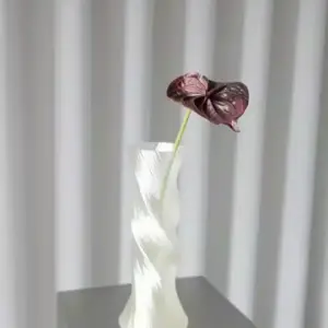 Oppdag Objects Bloom sine kunstige blomster. 3D printet med fokus på bærekraftige materialer. Nydelig og naturtro Rød Anthurium Bordeaux 57cm