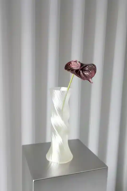 Oppdag Objects Bloom sine kunstige blomster. 3D printet med fokus på bærekraftige materialer. Nydelig og naturtro Rød Anthurium Bordeaux 57cm
