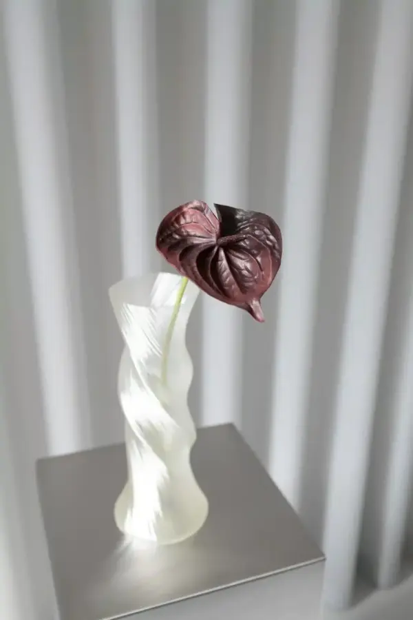 Oppdag Objects Bloom sine kunstige blomster. 3D printet med fokus på bærekraftige materialer. Nydelig og naturtro Rød Anthurium Bordeaux 57cm