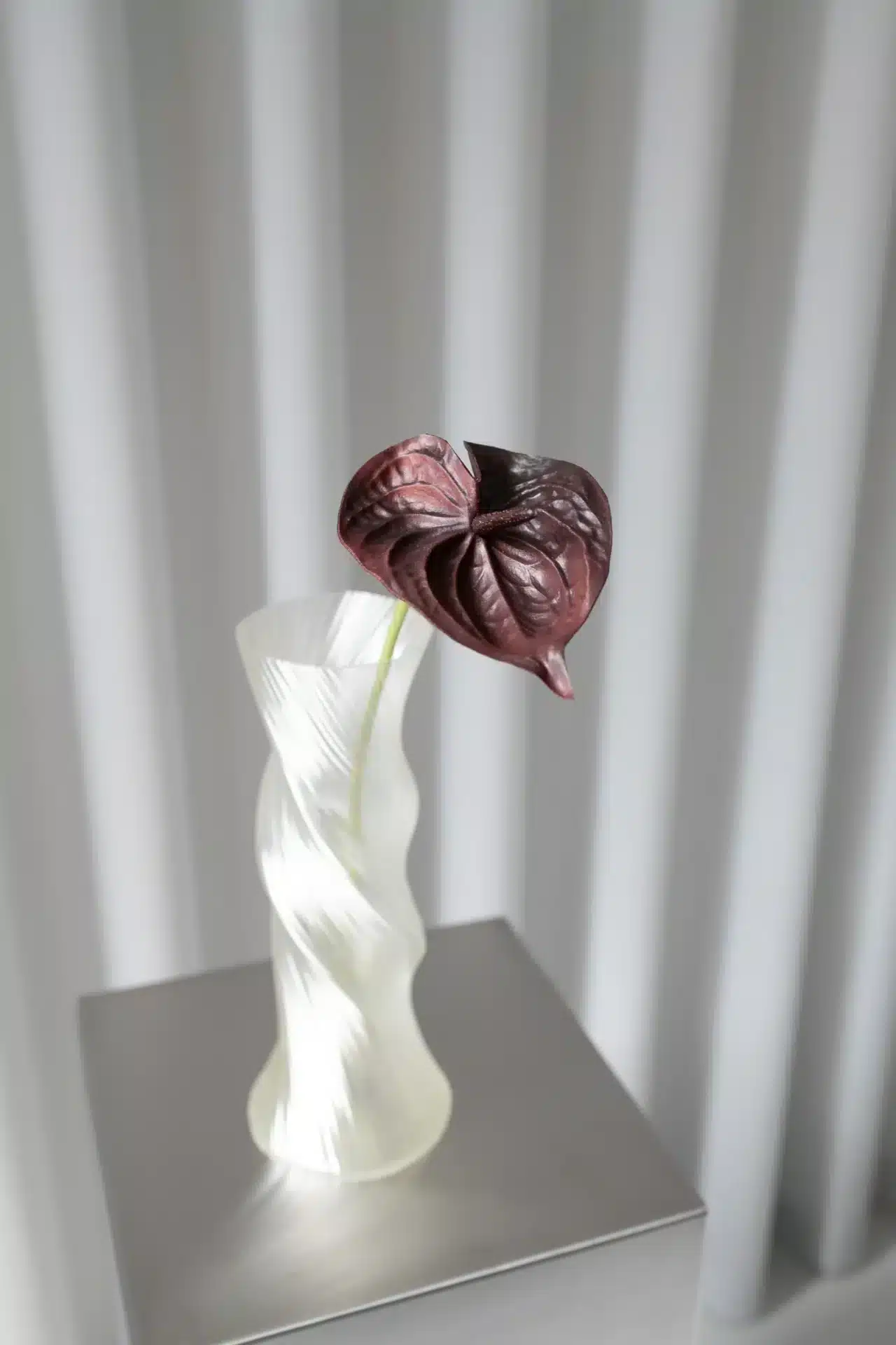 Oppdag Objects Bloom sine kunstige blomster. 3D printet med fokus på bærekraftige materialer. Nydelig og naturtro Rød Anthurium Bordeaux 57cm