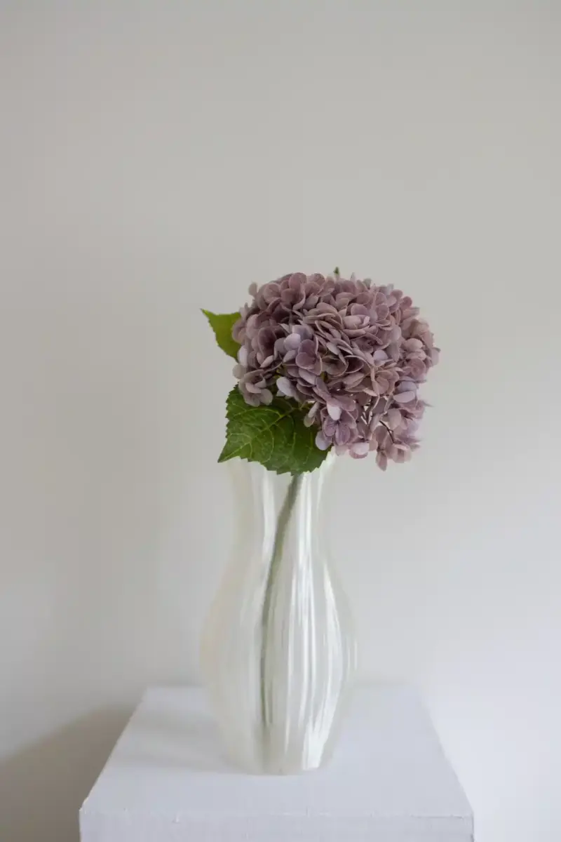 Oppdag Objects Bloom sine kunstige blomster. 3D printet med fokus på bærekraftige materialer. Nydelig og naturtro lys lilla Hortensia 51cm