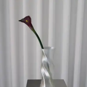 Oppdag Objects Bloom sine kunstige blomster. 3D printet med fokus på bærekraftige materialer. Nydelig og naturtro Rød Calla Lily Bordeaux 66cm
