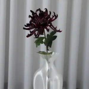 Oppdag Objects Bloom sine kunstige blomster. 3D printet med fokus på bærekraftige materialer. Nydelig og naturtro rød Krysantemum Bordeaux 77cm