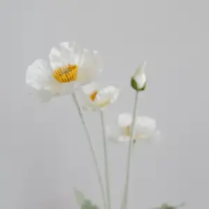 Nydelig kunstig blomst. Kremfarget Valmue. 60cm. Veldig i naturtro i form og farge. Laget av 80% silke