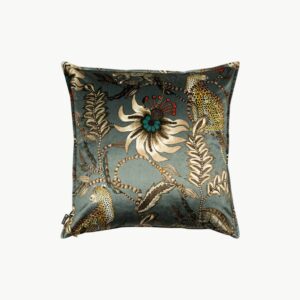 Luksuriøst fløyelputetrekk med blomster- og bladmønstre på en grå bakgrunn, perfekt for å tilføre kunstnerisk eleganse til hjemmet ditt. Håndlaget design