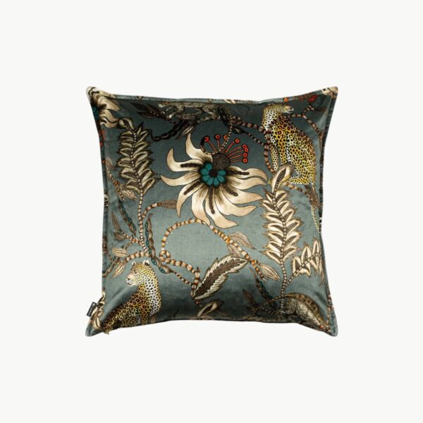 Luksuriøst fløyelputetrekk med blomster- og bladmønstre på en grå bakgrunn, perfekt for å tilføre kunstnerisk eleganse til hjemmet ditt. Håndlaget design