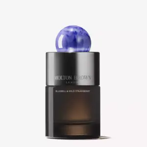 Bluebell & Wild Strawberry Eau de Parfum – en frisk, blomster-fruktig duft med ville jordbær, blåklokke og fiolblader. Perfekt for våren, med en energigivende og jordnær avslutning.