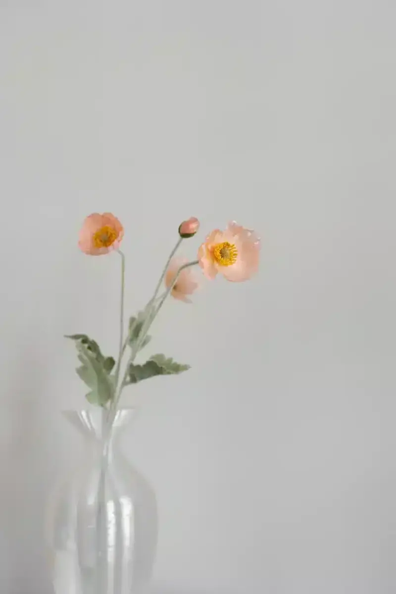 Nydelig kunstig blomst. Fersken farget valmue. blomsten er 60cm i høyde. Laget med tanke på bærekraft og miljø