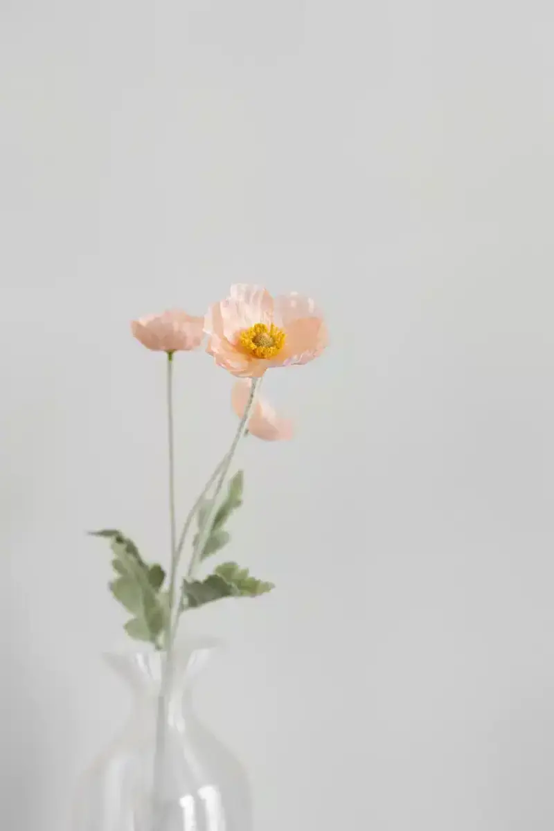 Nydelig kunstig blomst. Fersken farget valmue. blomsten er 60cm i høyde. Laget med tanke på bærekraft og miljø
