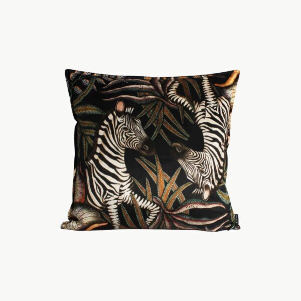 Luksuriøst putetrekk med elegante zebraer på myk fløyel, inspirert av afrikansk natur. Perfekt for å tilføre kunst og stil til ditt hjem. Håndlaget Design