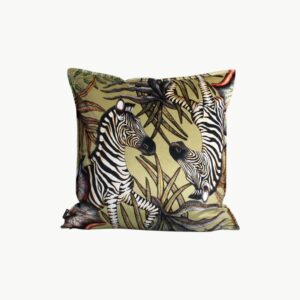 Luksuriøst putetrekk med elegante zebraer på myk fløyel, inspirert av afrikansk natur. Perfekt for å tilføre kunst og stil til ditt hjem.