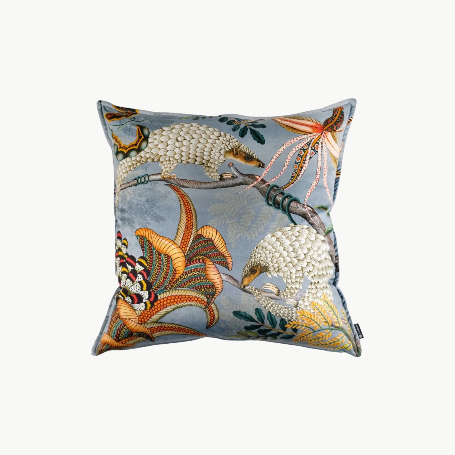 Luksuriøst håndlaget putetrekk med unik pangolin design på myk fløyel. Perfekt for å legge til kunst og bevaringsbudskap i ditt hjem.