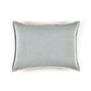 Mykt, lyseblå putetrekk (40x55 cm) i en behagelig blanding av lin og viskose. Gir en lett og elegant stil til sofa, seng eller stol. Enkel ensfarget design.