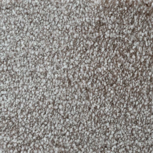 Akvarell Sand fra Golvabia er et mykt og luksuriøst teppe i varm sandtone.