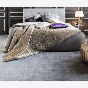 Lyst velourteppe i platina-grå fra Golvabia. Perfekt til soverom, stue, walk-in-closet og kjeller. Komfortabelt, slitesterkt og måltilpasset.
