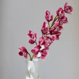 Elegant kunstig cymbidium i dus rosa fra Bloom Objects