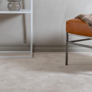 Bellora «Linne» er et mykt og eksklusivt vegg-til-vegg-teppe i velur. Leveres i bredde 400 cm og ønsket lengde. Perfekt til soverom, walk-in closet og stue.