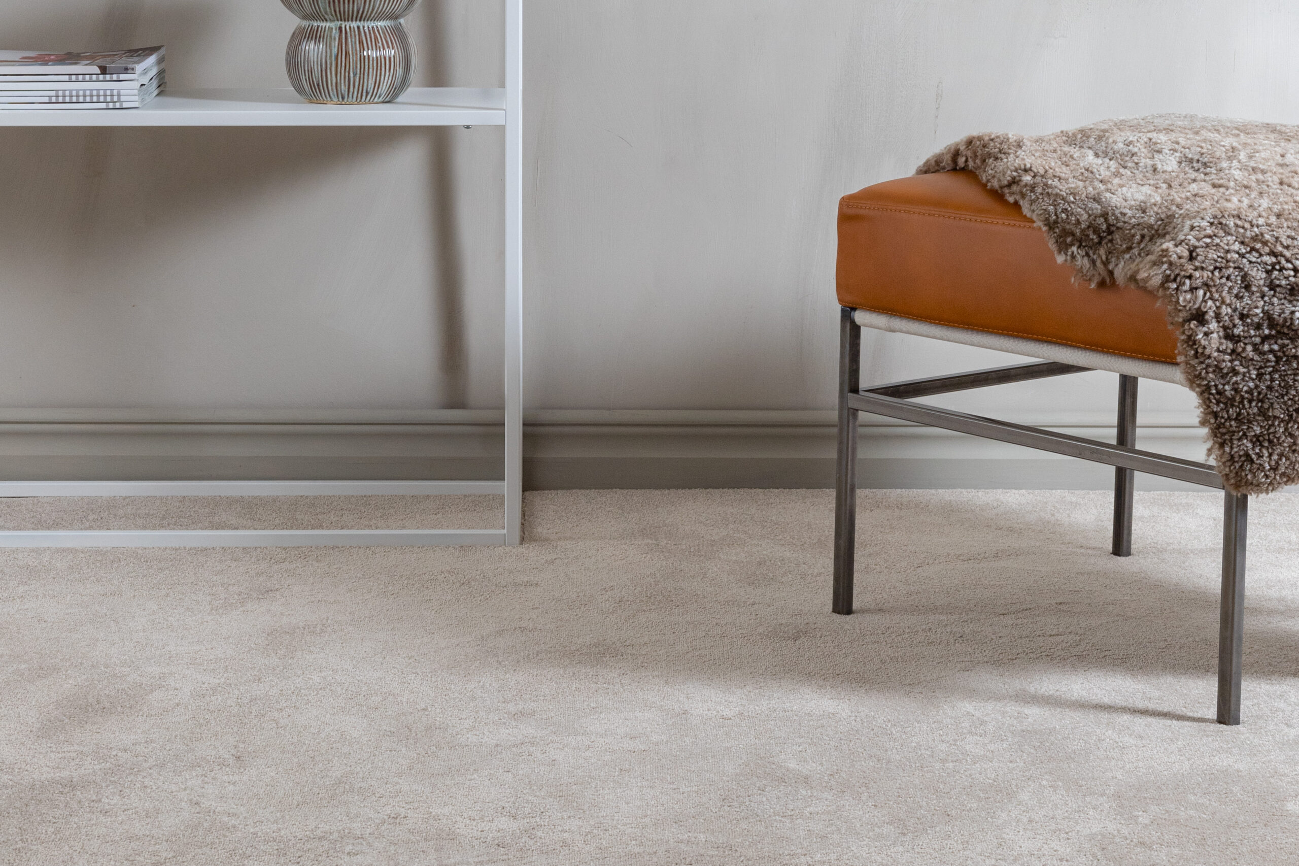 Bellora «Linne» er et mykt og eksklusivt vegg-til-vegg-teppe i velur. Leveres i bredde 400 cm og ønsket lengde. Perfekt til soverom, walk-in closet og stue.