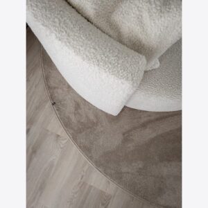 Bellora Mandel er et luksuriøst vegg-til-vegg-teppe i velur med beige tone. Leveres i 400 cm bredde og ønsket lengde – perfekt til soverom, walk-in closet og stue.