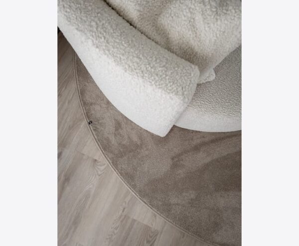 Bellora Mandel er et luksuriøst vegg-til-vegg-teppe i velur med beige tone. Leveres i 400 cm bredde og ønsket lengde – perfekt til soverom, walk-in closet og stue.