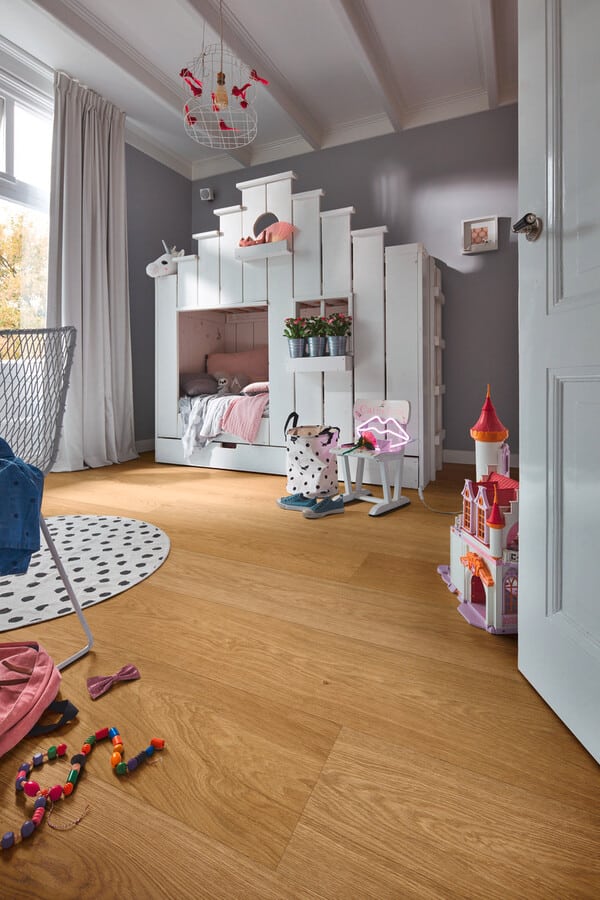 Robust og elegant herdet tregulv med brede eikbord og ultramatt finish. Vannresistent, vedlikeholdsvennlig og ideelt for moderne hjem.