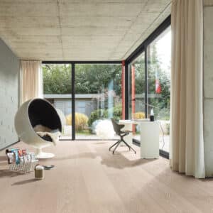 herdet tre vinter/polar white 270 er et moderne og robust herdet tregulv med en sval, hvitlasert overflate som gir et delikat og nordisk uttrykk.