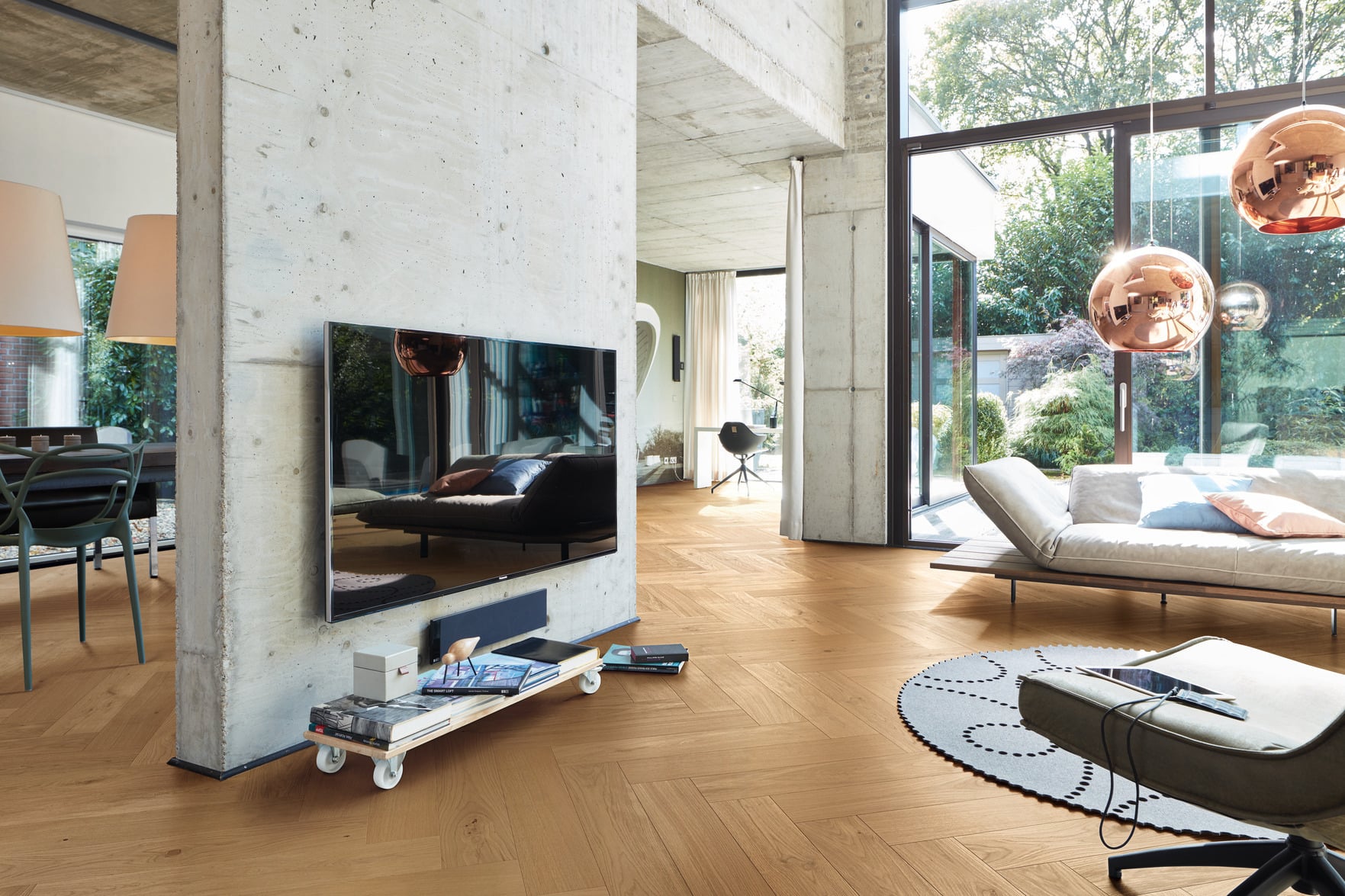 Fiskebensgulv i lys eik med ultramatt finish. 140 mm brede bord, slitesterkt herdet kjerne og vannresistent overflate – perfekt for nordisk interiør.