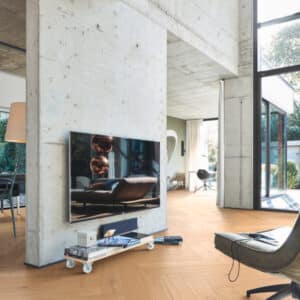 Fiskebensgulv i lys eik med ultramatt finish. 140 mm brede bord, slitesterkt herdet kjerne og vannresistent overflate – perfekt for nordisk interiør.