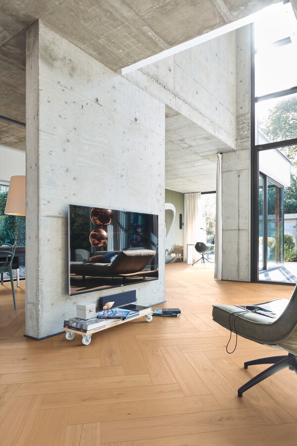 Fiskebensgulv i lys eik med ultramatt finish. 140 mm brede bord, slitesterkt herdet kjerne og vannresistent overflate – perfekt for nordisk interiør.