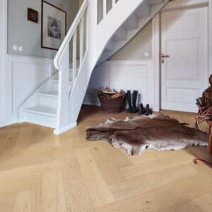 Herdet fiskebensgulv i nordisk eik (alabaster oak). Ultralys, slitesterk og vannresistent overflate – enkel montering med UniZip-system.