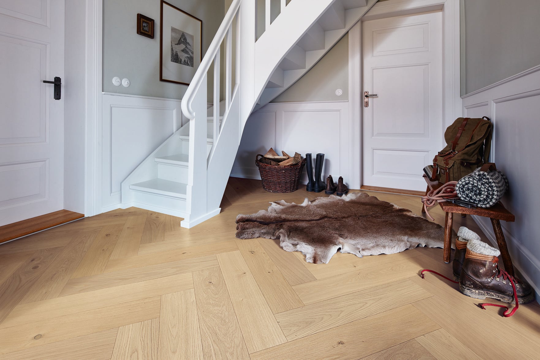 Herdet fiskebensgulv i nordisk eik (alabaster oak). Ultralys, slitesterk og vannresistent overflate – enkel montering med UniZip-system.