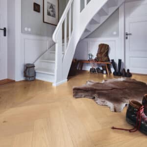 Herdet fiskebensgulv i nordisk eik (alabaster oak). Ultralys, slitesterk og vannresistent overflate – enkel montering med UniZip-system.