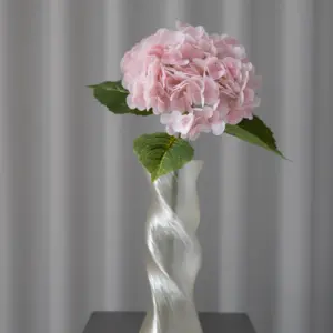 Kunstig hortensia i lyserosa fra Bloom Objects. 55 cm høy, laget av latex-silke for naturtro finish.