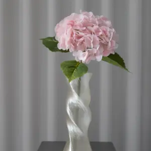 Kunstig hortensia i lyserosa fra Bloom Objects. 55 cm høy, laget av latex-silke for naturtro finish.
