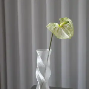 Kunstig Anthurium i hvitt fra Bloom Objects. 67 cm høy med justerbar stilk og naturtro detaljer. Elegant og vedlikeholdsfri interiørdekor.