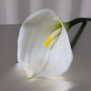 Kunstig Calla Lily i hvitt fra Bloom Objects. 66 cm høy, naturtro og elegant.