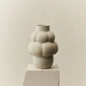 Louise Roe Balloon Vase 04 Grande – stor håndlaget keramikkvase med organisk formspråk (H 42 cm).