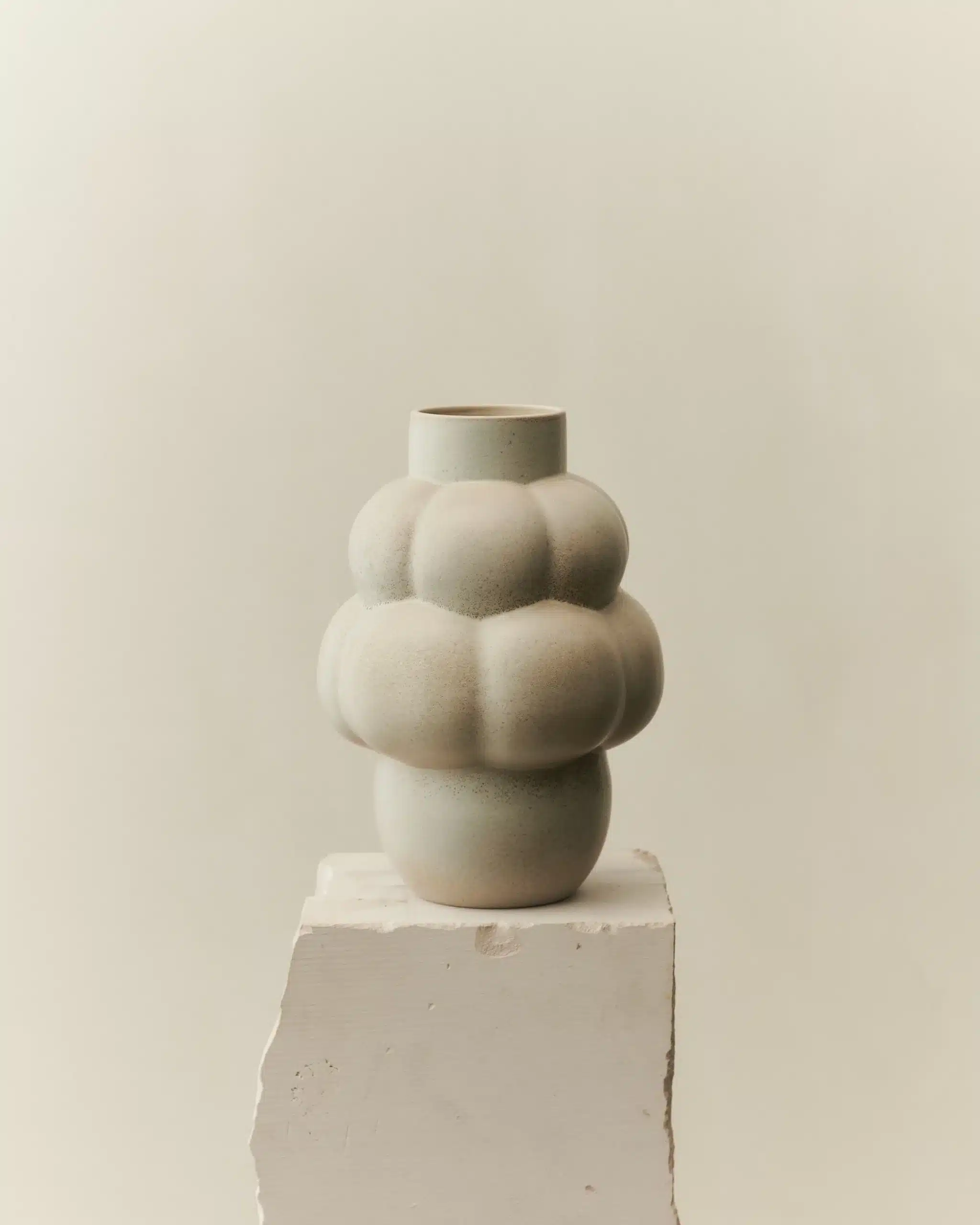 Louise Roe Balloon Vase 04 Grande – stor håndlaget keramikkvase med organisk formspråk (H 42 cm).