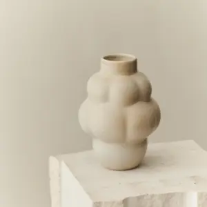 Louise Roe Balloon Vase 04 Petit – liten, skulpturell keramikkvase (H 22 cm). Håndstøpt i Portugal med unike detaljer. Perfekt dekorobjekt.