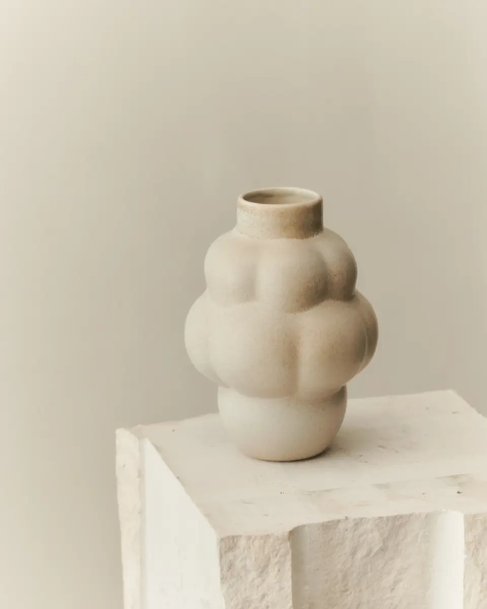 Louise Roe Balloon Vase 04 Petit – liten, skulpturell keramikkvase (H 22 cm). Håndstøpt i Portugal med unike detaljer. Perfekt dekorobjekt.