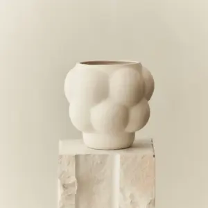 En elegant og skulpturell keramikkvase fra Balloon‑serien av Louise Roe.