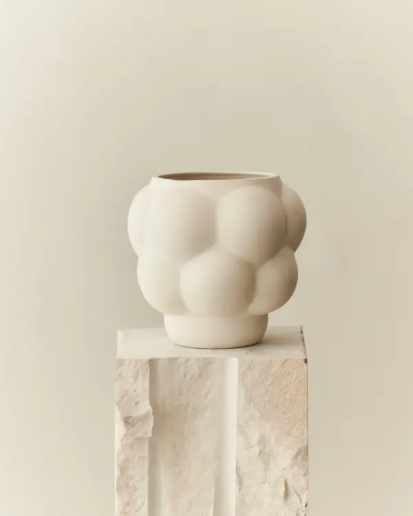 En elegant og skulpturell keramikkvase fra Balloon‑serien av Louise Roe.