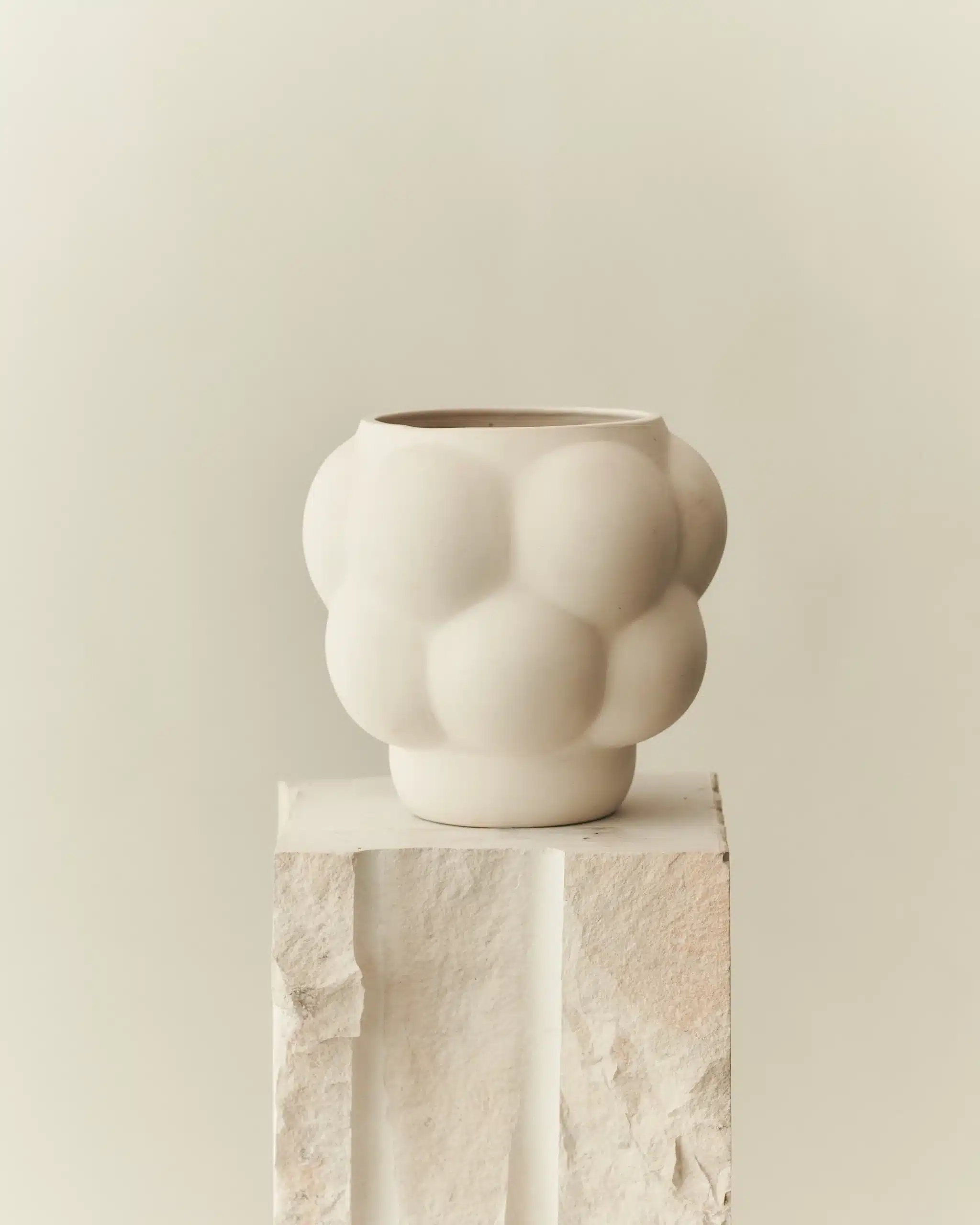 En elegant og skulpturell keramikkvase fra Balloon‑serien av Louise Roe.