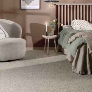 Beige vegg til vegg teppe på soverom