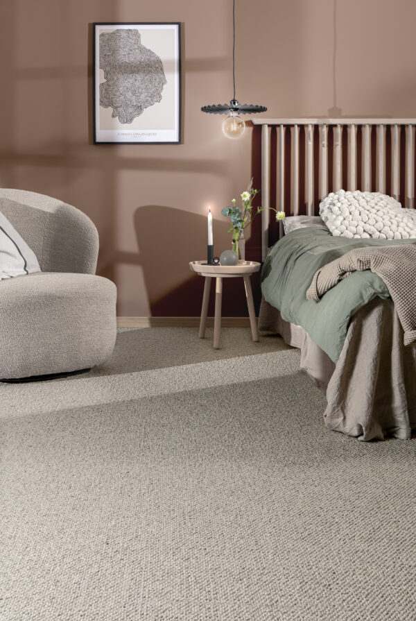 Beige vegg til vegg teppe på soverom